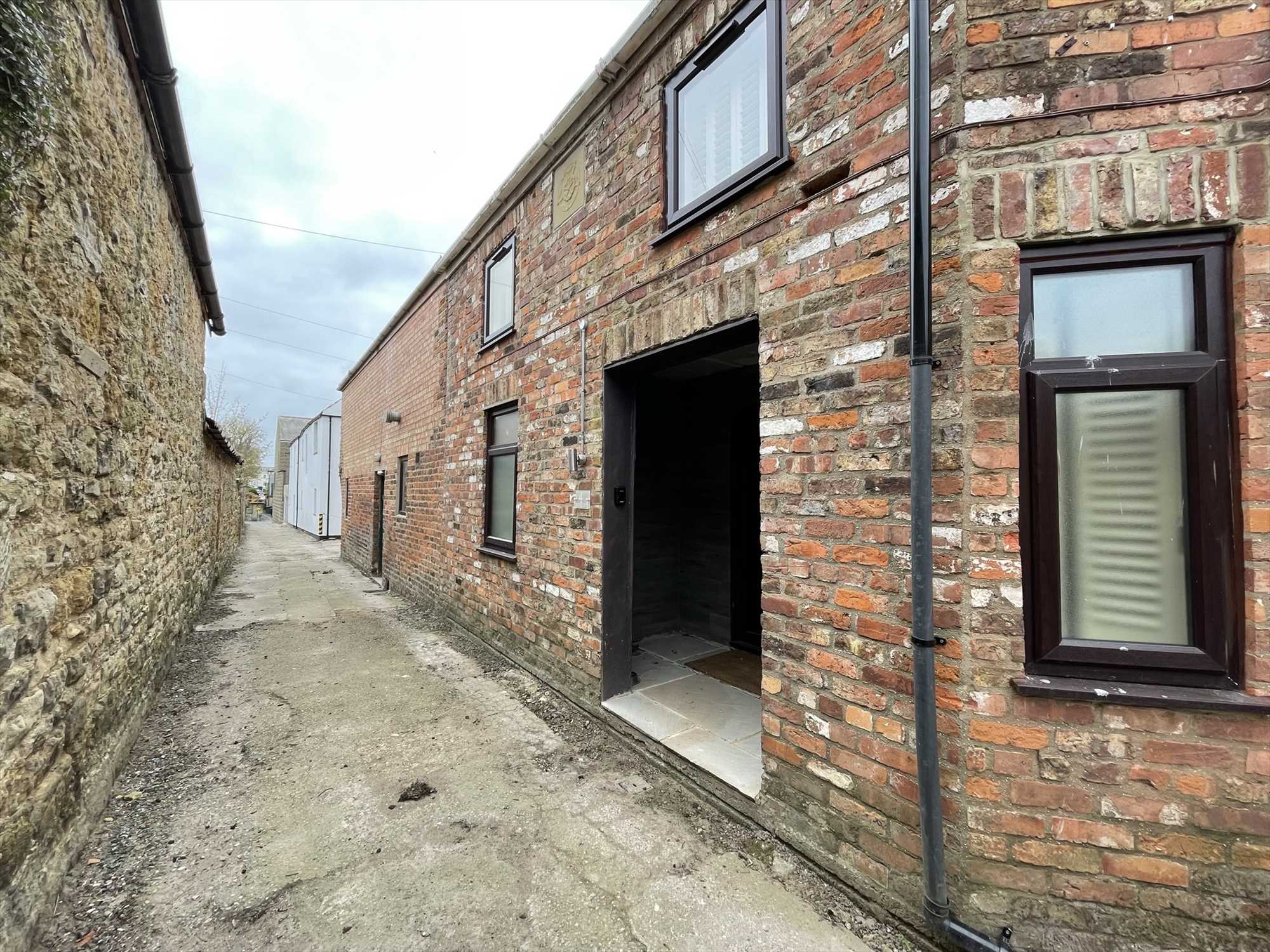 Clayhouse Yard - Picture 11
