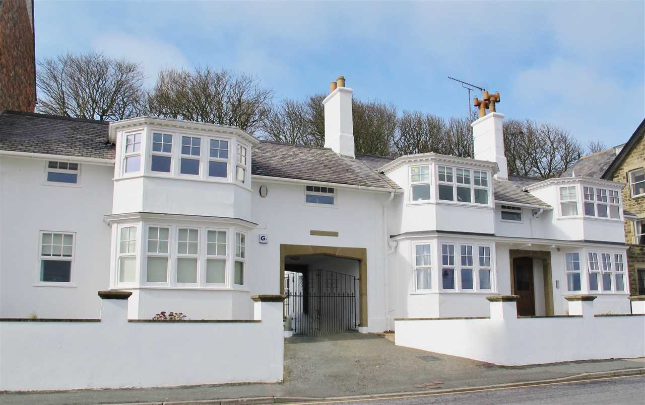 Swiss Cottage Court, The Beach, Filey - Picture 1