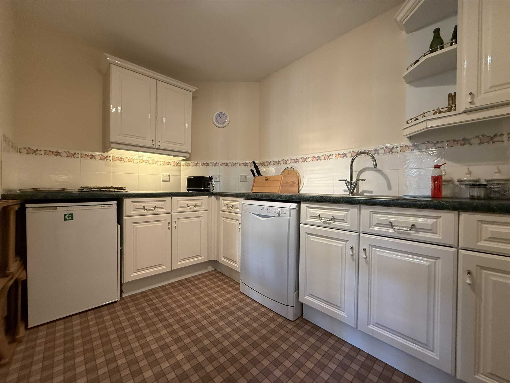 Newton Court - Picture 4