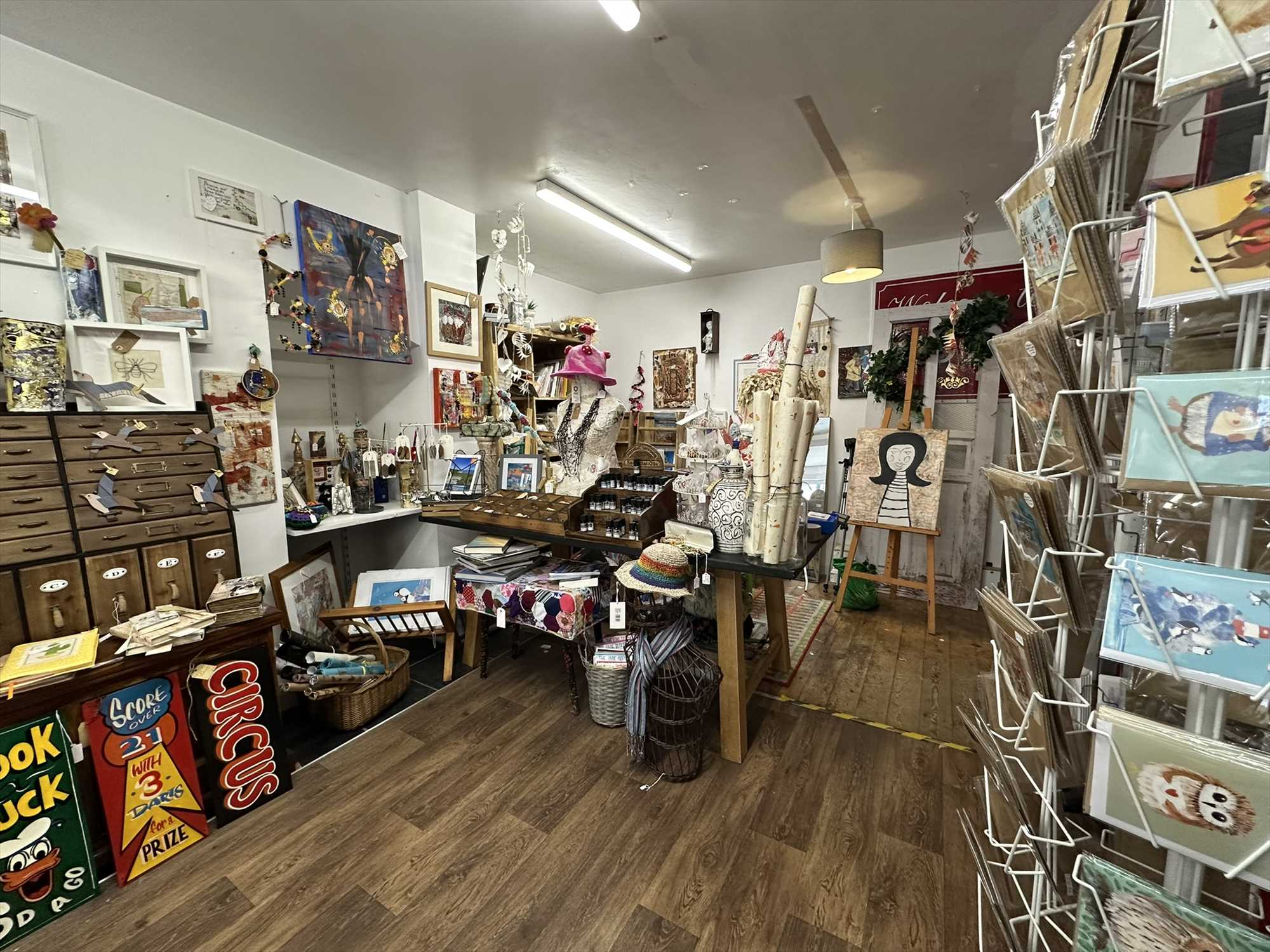 FILEY TOWN CENTRE LOCK UP SHOP FOR SALE - Picture 2