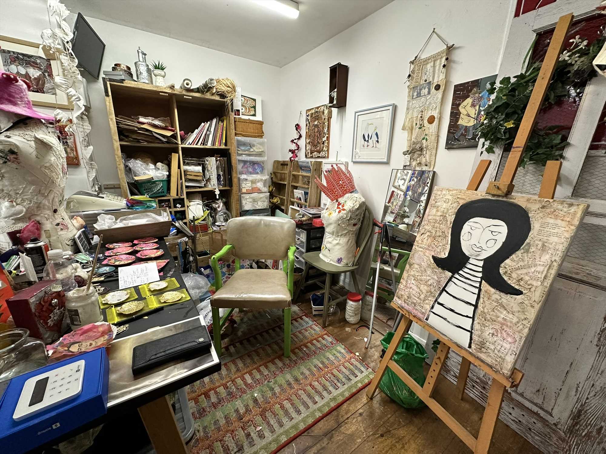 FILEY TOWN CENTRE LOCK UP SHOP FOR SALE - Picture 3