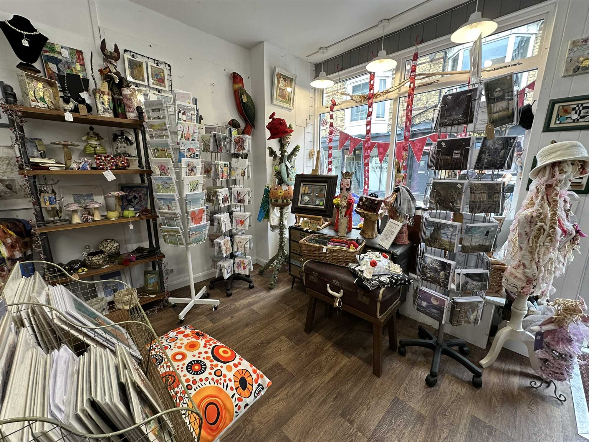 FILEY TOWN CENTRE LOCK UP SHOP FOR SALE - Picture 4