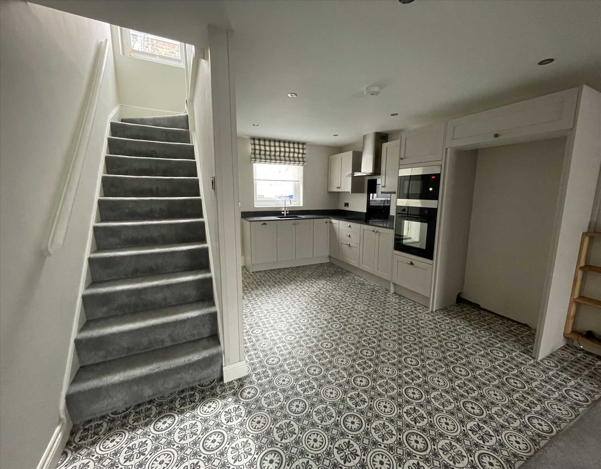 Queen Street - Picture 3