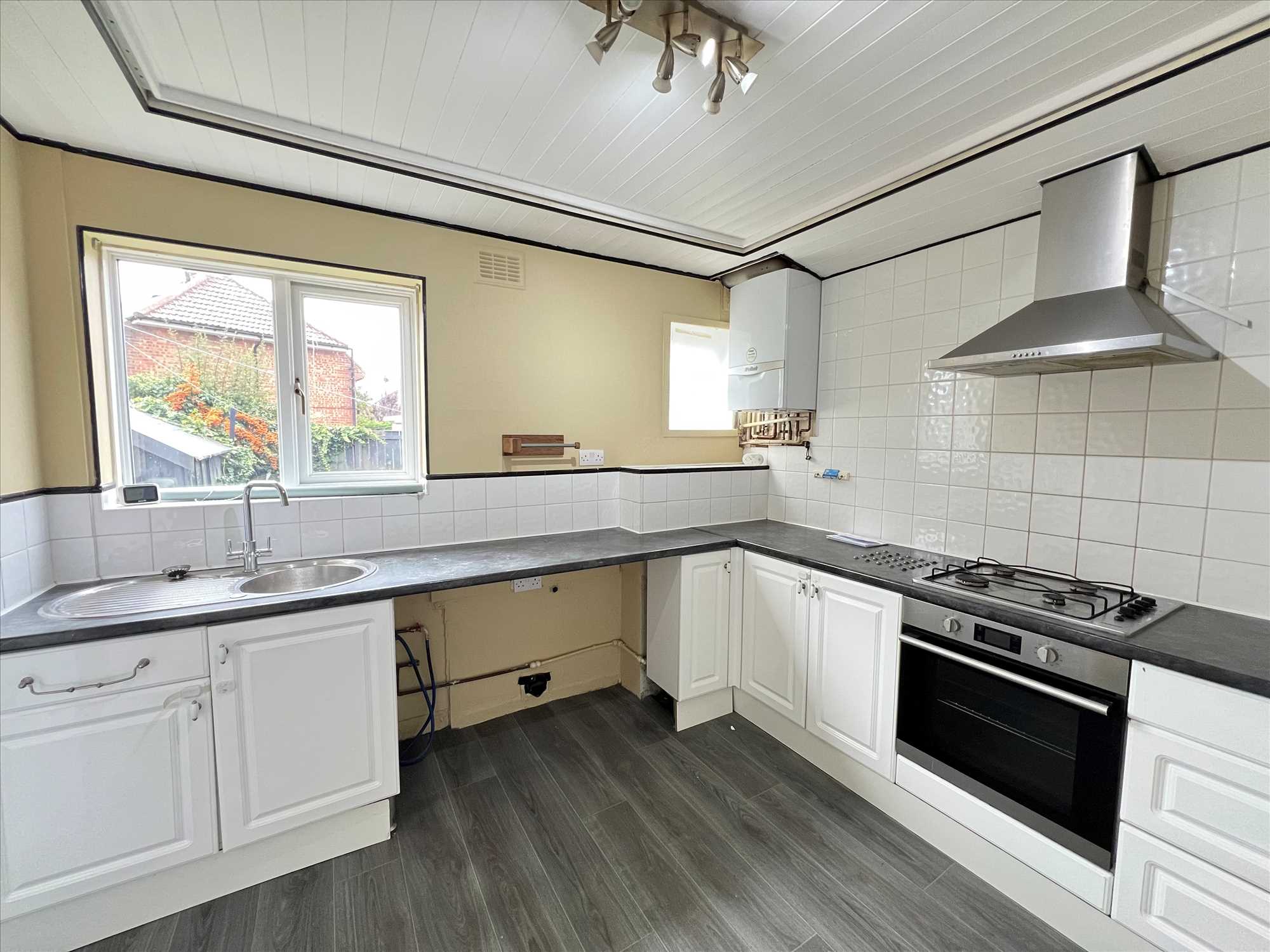 Endcliffe Crescent, Scarborough - Picture 2