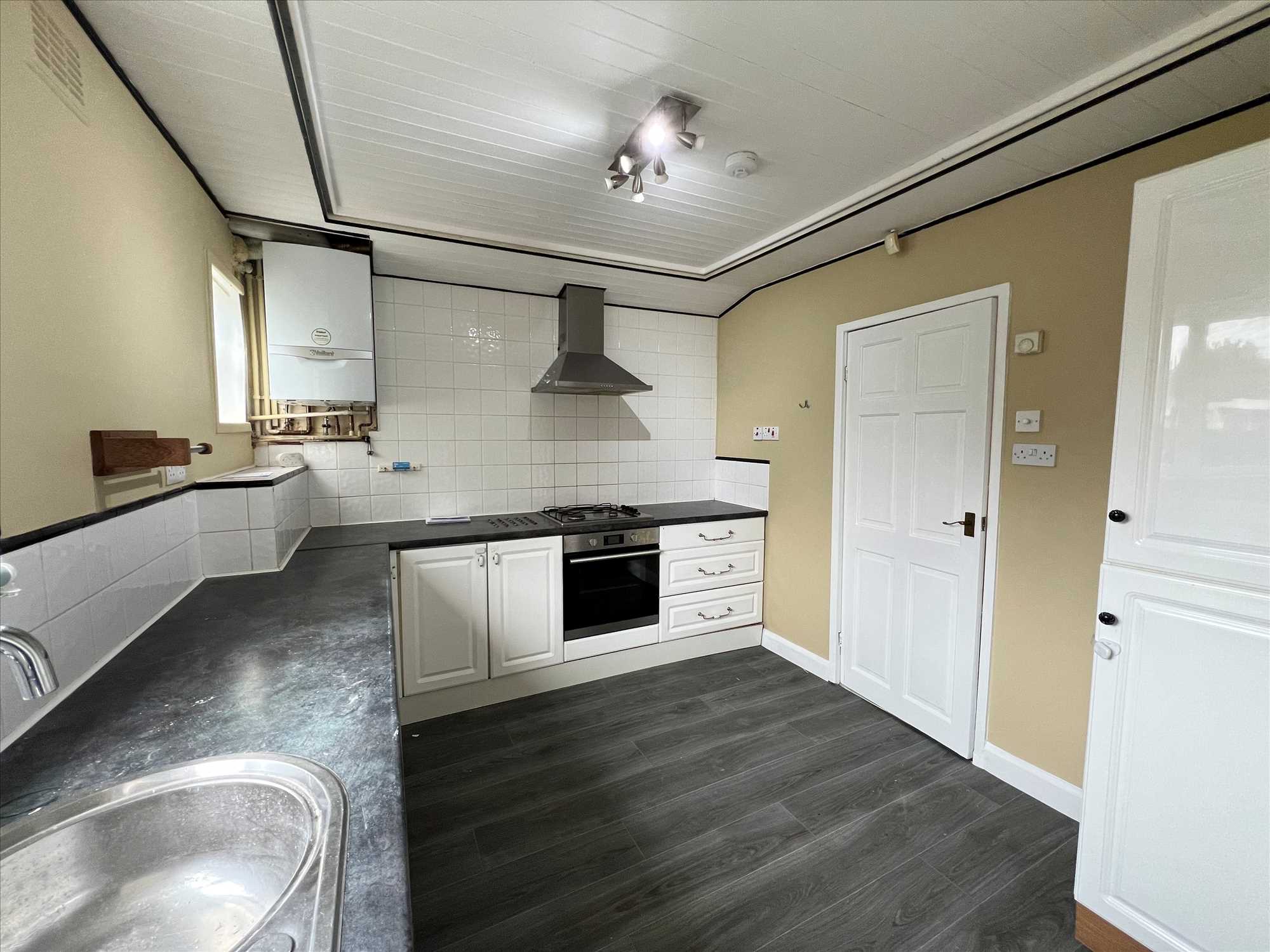 Endcliffe Crescent, Scarborough - Picture 3