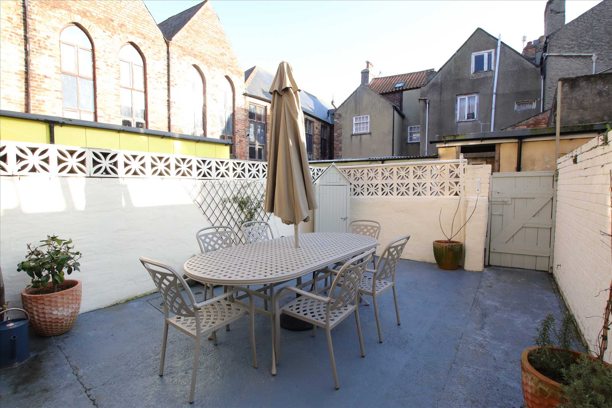 St. Sepulchre Street - Picture 17