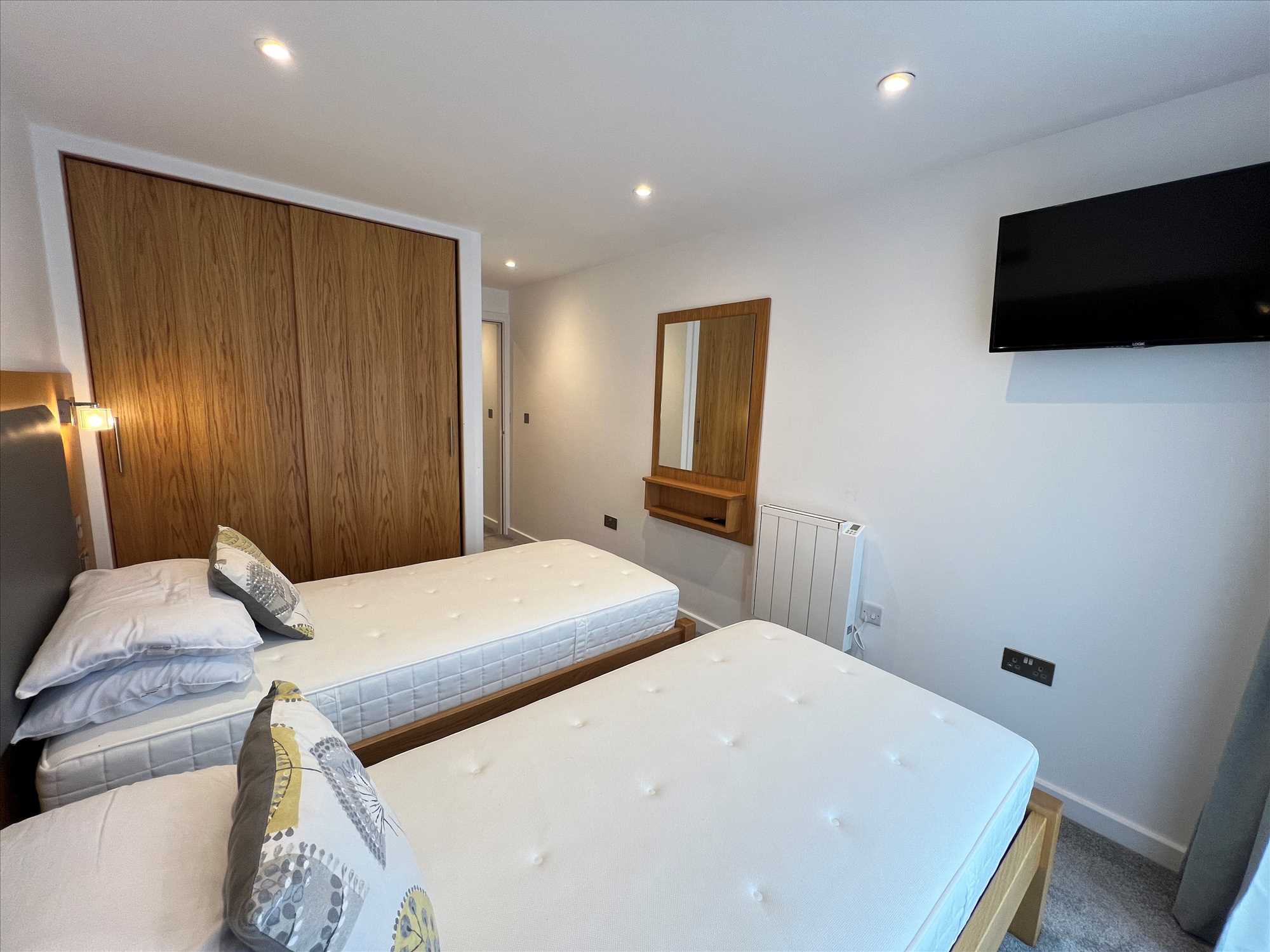 St Johns Road - Picture 12