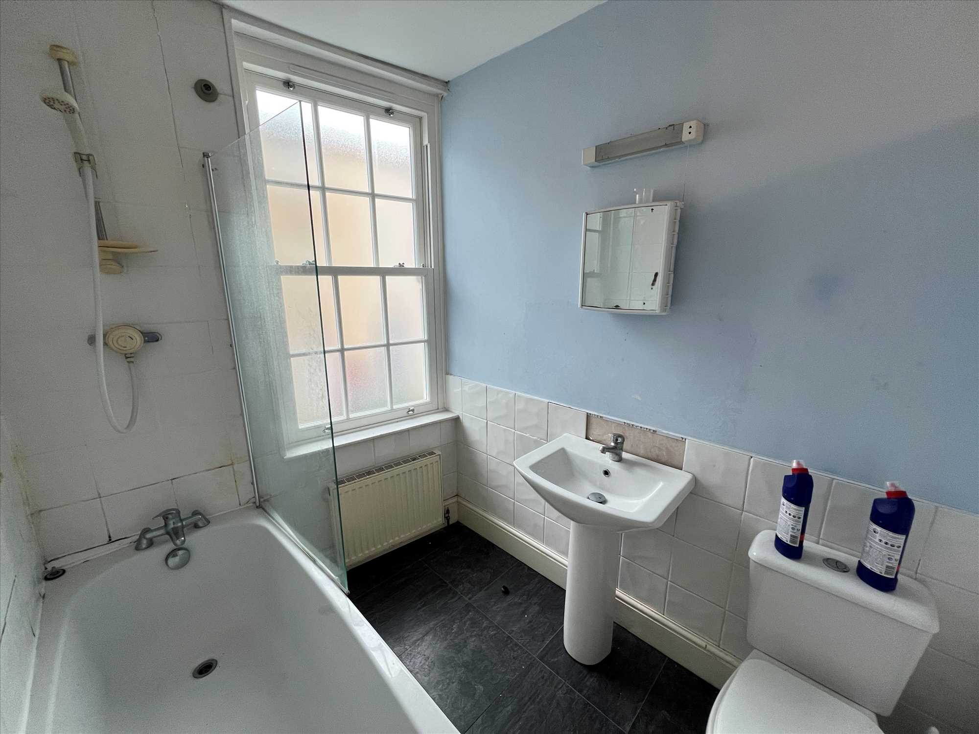 Bedford Street - Picture 10